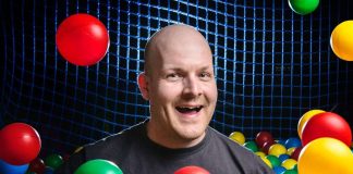 Antti Sevanto siunataan tehtäväänsä maan ainoana päätoimisena seurakunnan teatteriohjaajana