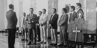 Mysteerikuva: Ketkä puhuvat kenelle? – Katso myös edellisen kuvan ratkaisu