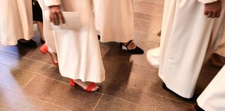 Kysely: Perinteet ja kirkolliset toimitukset ovat yleisimmät perustelut kirkkoon kuulumiselle