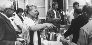 Mysteerikuva: Kuka kaataa kahvia ja missä? – Katso myös edellisen kuvan ratkaisu