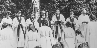 Mysteerikuva: Ketkä ovat koivun alla? – Katso myös edellisen kuvan ratkaisu