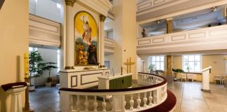 ”Saimme tiedon Facebookista” – Inkerin kirkossa vihittiin pappisdiakoneiksi suuri joukko suomalaisia