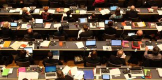 Kirkolliskokoukseen haetaan nyt valiokuntien sihteereitä – toive avoimesta hausta tuli edustajilta