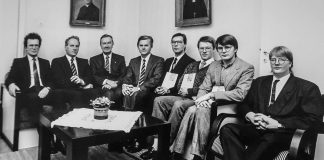 Mysteerikuva: Keitä ovat miehet puolikaaressa? – Katso myös edellisen kuvan ratkaisu