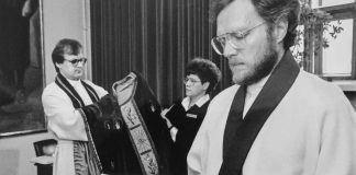 Mysteerikuva: Ketkä ovat sakastissa? – Katso myös kahden edellisen kuvan ratkaisut