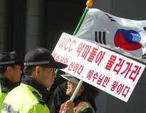 Mielenosoittajat hyökkäsivät KMN:n yleiskokouksen päätösjumalanpalvelukseen