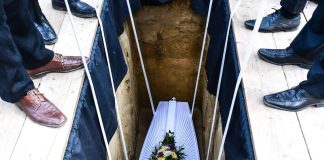 Piispat tarkensivat: Hautaan siunaamiseen voivat osallistua lähimmät omaiset, vaikka heitä olisi yli kymmenen