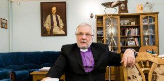 Inkerin emerituspiispa Aarre Kuukauppi sai kirkollisen kunniamerkin Suomesta