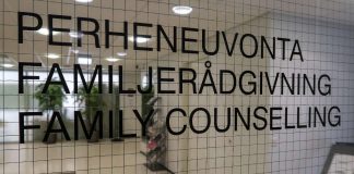 ”Parisuhde voi joutua lujille” – Kirkon perheneuvonta auttaa nyt ja poikkeustilan jälkeen