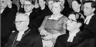 Mysteerikuva: Mitä papistoa yleisön joukossa? –Katso myös edellisen kuvan ratkaisu