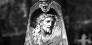 ”Toivo on Kristus itse” – Lue piispojen pääsiäistervehdys ja katso kuvia surusta ja ilosta