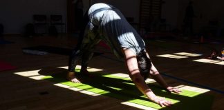 Kirja-arvio: Joogan taustoista tarvitaan tietoa, sillä kaikki ei ole sitä, mitä sen väitetään olevan