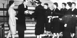 Mysteerikuva: Ketkä luovuttavat kenelle ja mitä? – Katso myös edellisen kuvan ratkaisu