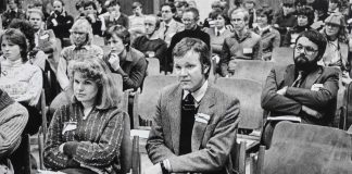 Mysteerikuva: Ketkä istuvat kuuntelemassa? – Katso myös edellisen kuvan ratkaisu