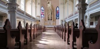 Piispat: Kirkkoon saa tulla yli 50 ihmistä, jos tila sallii ja ohjeita noudatetaan