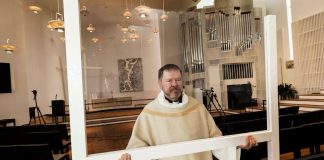 Pappi Antti Kruus sai idean tv:stä ja alkoi tehtailla epidemiaoloihin ehtoollispleksejä