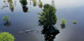 Pohjoisen tulvat koskettavat myös seurakuntia – piispa toimittaa hartauden tulvivan joen äärellä