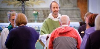 Jumalanpalvelusten kävijämäärät laskevat Ruotsissa rajusti – arkimessut lisäävät silti suosiotaan