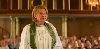 Arvio: Pappi löytää sukupuoli-identiteettinsä ja se on seurakunnasta hieno asia