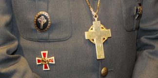 ”Aloite on loukkaus kirkkoa ja Puolustusvoimia kohtaan” – Kenttäpiispan asema nousi taas huomion kohteeksi