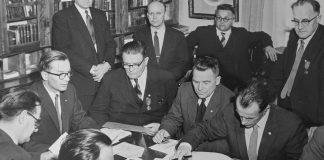 Mysteerikuva: Mikä on joukko pöydän ääressä? – Katso myös edellisen kuvan ratkaisu