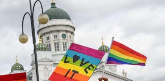 Kolme pappia kehottaa vetoomuksessa hylkäämään piispat hengellisinä paimenina