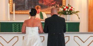 Vähän yli puolet kirkon jäsenten avioliitoista solmitaan kirkollisesti