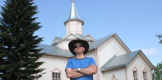 Kutsumusammatissa oleva seurakuntamestari kannustaa työntekijöitä lisäkoulutuksiin