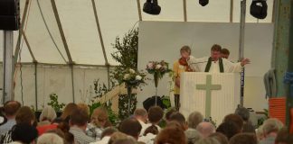 Kesäjuhlilla seurakunta vastaa puitteista ja liike ohjelmasta