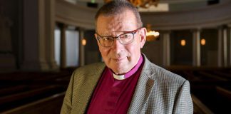 Eero Huovinen kirjoittaa saarnansa ja opettelee muistamaan ne