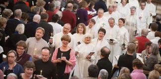 Tuomasmessun vapaaehtoiset sitoutuvat syntisten solidaarisuuteen