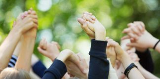 Tällainen on rippileirin loppukertaus nykyään – ohjaajat kertovat, mitä toivovat nuorten muistavan