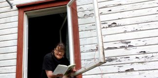 Terapeuttisen kirjoittamisen ohjaaja Kirsimarja Alatalo sanoittaa Raamatun jakeita runomuotoon