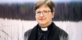 Papiksi 30 vuotta sitten vihitty Outi Klapuri toivoo, että nuoret naiset hakevat kirkon johtovirkoja