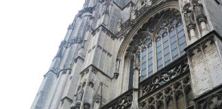 Katolinen pappi rehellisenä Antwerpenissä