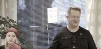 Yön Olli Lindholm lauloi Koukkuniemen vanhainkodissa