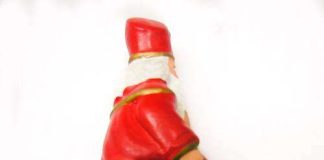 Kakkaava seimihahmo naurattaa ja ällöttää