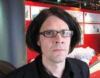 Uskontojournalistit muita toimittajia uskonnollisempia