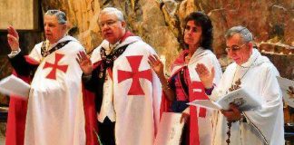 Temppeliherrat haluaa eroon kirkonkirouksesta