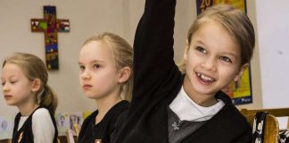 Katedraalikoulussa opettaja voi kertoa uskostaan