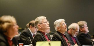 Pappisasessorit pois piispainkokouksesta – kenttäpiispan valtaa kavennettiin