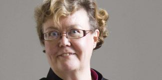 Piispa saarnaa eurooppalaiselle sateenkaariväelle