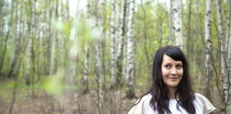 Vuokko Hovatta Suvivirsi-videon tähtenä