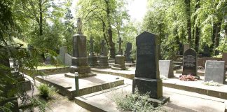 Hautausmaakierrokset säilyttäneet suosionsa eri puolilla Suomea