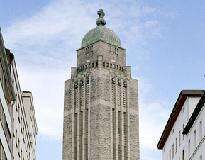 Kalliossa kirkko auttaa vessahädässä