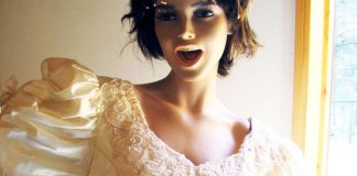 Notaari vihkisi kirkossa kaikki kihlakumppanit