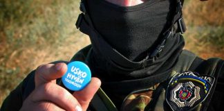 Mitä ihmettä? Ukrainalaissotilas rintamalla suomalainen seurakuntavaalipinssi rinnuksilla