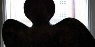 Hirvensalon taidekappelissa saarnataan Mikkelinpäivänä piirtämällä