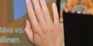 Helluntailaisten lippulaivasta lohkesi pala