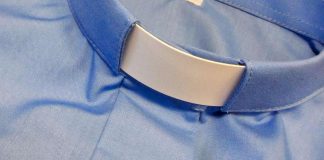 Nuorisotyöntekijöiden sininen pantapaita herättää hämmennystä